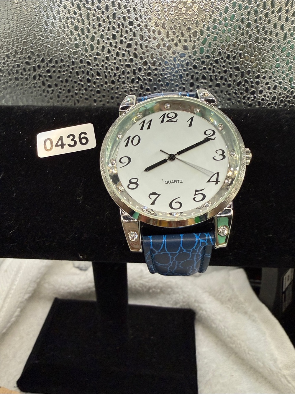 Blue Pattern Strap Quartz Watch with Silver Accents